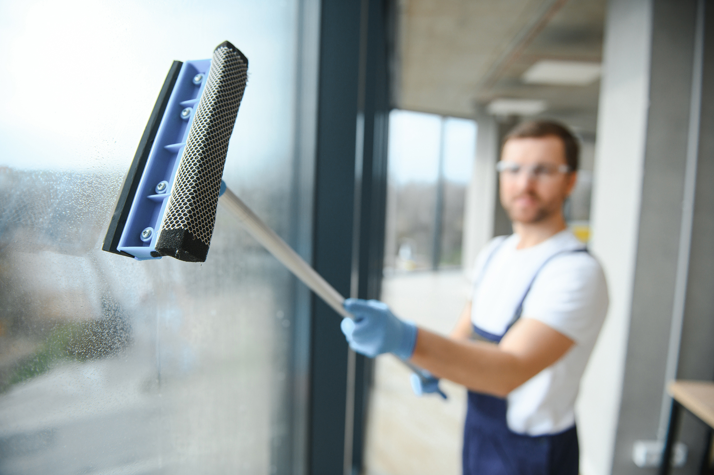 Regelmäßige Reinigung für eine stets saubere und hygienische Umgebung in Büros und Praxen.